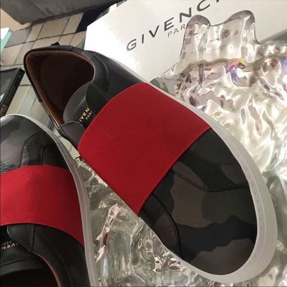 GIVENCHY
